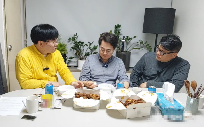 2일 더불어민주당 김동연 경기지사 경선 후보(가운데)가 과거사를 말하는 모습. 유튜브 채널 '이명수의 휴먼스토리TV' 캡처