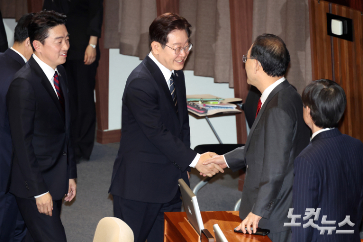 이재명 대통령이 2일 서울 여의도 국회에서 열린 제433회국회(임시회) 제4차 본회의에서 중동 사태 대응을 위한 추가경정예산안에 대한 시정연설을 마치고 퇴장하며 국민의힘 주호영 의원과 인사를 하고 있다. 윤창원 기자