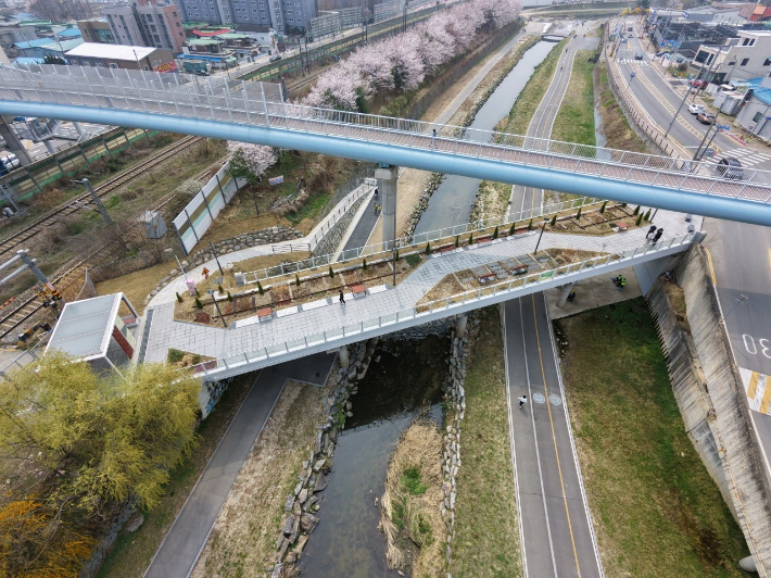 용곡교를 재활용해 조성한 '용곡쉼터' 전경. 천안시 제공