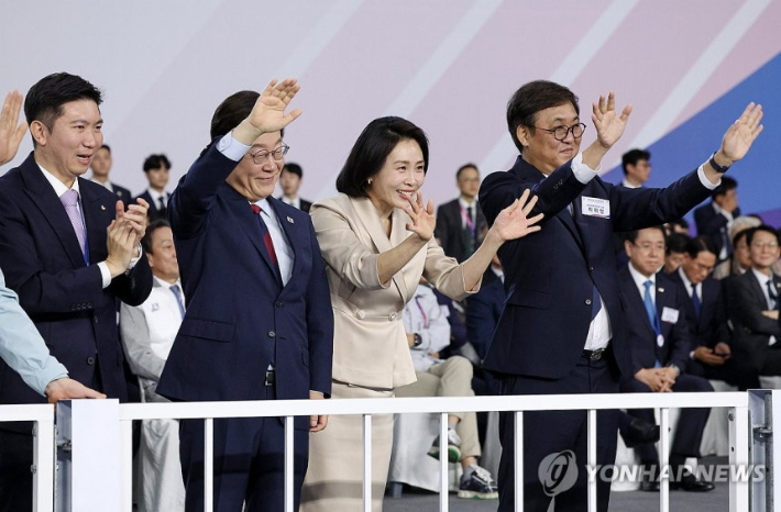 이재명 대통령이 지난해 10월 17일 부산아시아드주경기장에서 열린 전국체전 개막식에서 선수단을 환영하고 있다. 사진 왼쪽부터 대한체육회 유승민 회장, 이재명 대통령, 김혜경 여사, 문화체육관광부 최휘영 장관. 연합뉴스