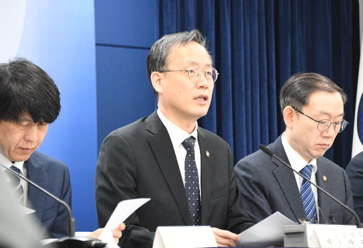 이형일(가운데) 재정경제부 1차관이 3일 서울 종로구 정부서울청사에서 '공급망 병목해소 규제 개선 방안 주요 내용 관련 관계부처 합동브리핑'에 참석해 주요 내용을 발표하고 있다. 재정경제부 제공