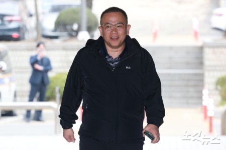 정치 브로커 명태균 씨가 3일 오전 서울 서초구 서울중앙지방법원에서 열린 오세훈 서울시장의 정치자금법 위반 혐의 사건 1심 속행 공판에 증인으로 출석하고 있다.