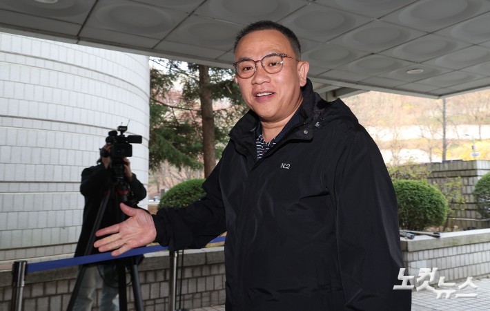 명태균 씨가 3일 오전 서울 서초구 서울중앙지방법원에서 열린 오세훈 서울시장의 정치자금법 위반 혐의 사건 1심 속행 공판에 증인으로 출석하고 있다.