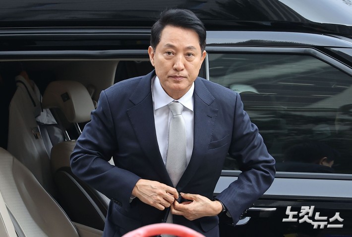 차량에서 내린 오세훈