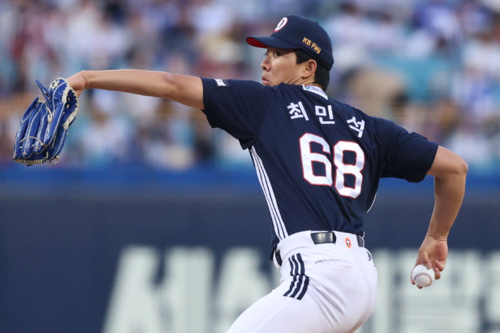 두산 우완 최민석이 2일 삼성과 원정에 선발 등판해 공을 뿌리는 모습. 두산 