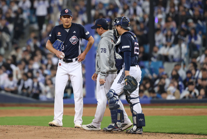 두산 최민석(왼쪽부터)이 흔들리자 정재훈 투수 코치, 포수 양의지가 마운드에 오른 모습. 두산 