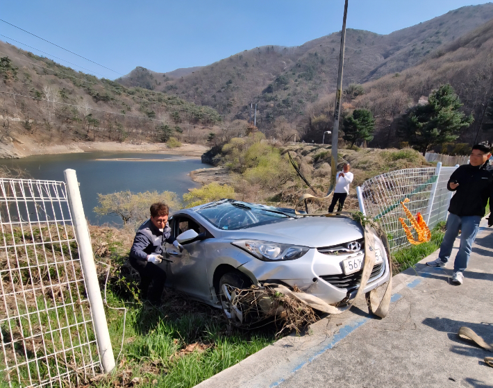 덕동호에 빠진 차량을 끌어올리고 있는 모습. 독자 제공