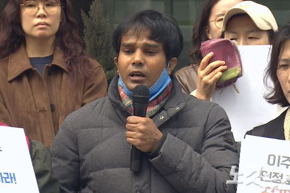 방글라데시 출신 이주노동자 로이 아지트 씨. 아지트는 한국 농기계·기계제조 공장에서 금속 연마 작업을 하다 심각한 폐질환을 얻었지만, 산재 인정 과정에서 근로복지공단의 거듭된 '시간 끌기'와 불승인에 맞서 싸우고 있다. 오요셉 기자