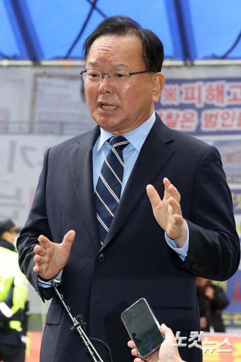 6·3 지방선거 대구시장에 출사표를 던진 김부겸 전 국무총리가 3일 서울 영등포구 여의도 더불어민주당 중앙당사에서 공천 심사 면접을 보기 위해 들어서고 취재진의 질문을 받고 있다.