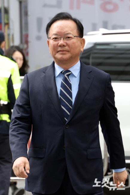 6·3 지방선거 대구시장에 출사표를 던진 김부겸 전 국무총리가 3일 서울 영등포구 여의도 더불어민주당 중앙당사에서 공천 심사 면접을 보기 위해 들어서고 있다.