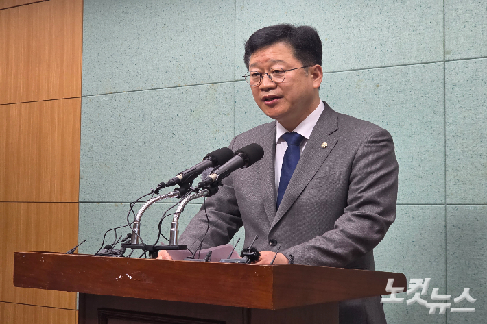 민주당 전북지사 경선에 나서는 안호영 의원이 3일 전북도의회에서 기자회견을 하고 있다. 최명국 기자