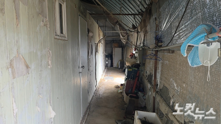 경기도 포천시에 위치한 한 농장의 이주노동자 숙소. 포천이주노동자센터 대표 김달성 목사는 "이주노동자 숙소의 80%이상이 불법 가건물"이라며 "소방 시설이나 단열 등 주거 안전 기준을 충족하지 못하고 있다"고 지적했다. 오요셉 기자