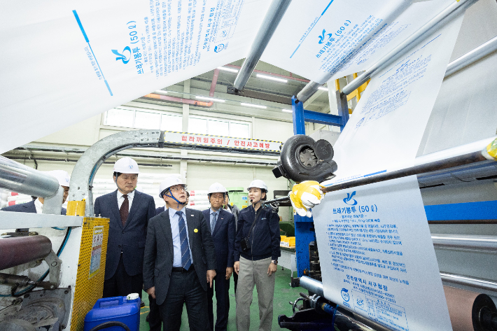 김성환 기후에너지환경부 장관이 3일 인천 서구 소재  '구립 장애인 직업재활시설'을 찾아 종량제봉투 생산 현장을 점검한 모습. 기후부 제공