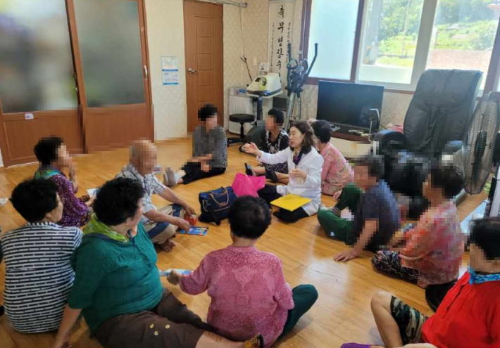 경로당에서 어르신들을 대상으로 건강 상담이 이뤄지고 있다. 고흥군 제공