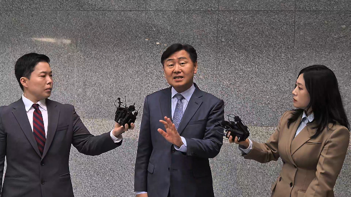 지난 1일 오전 전북도청, 김관영 전북도지사가 현금 살포 의혹을 묻는 취재진의 질문에 답하고 있다. 송승민 기자