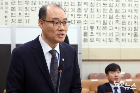 3일 서울 여의도 국회에서 열린 윤석열 정권 정치검찰 조작기소 의혹사건 진상규명 국정조사 특별위원회 전체회의에서 기우종 법원행정처장 권한대행이 기관보고를 하고 있다.