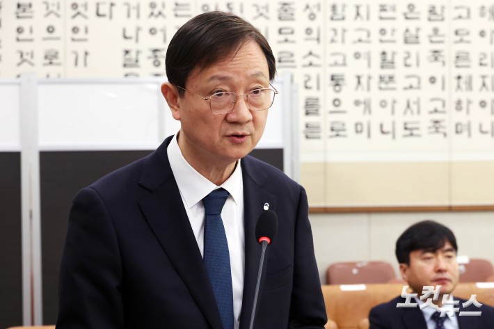 3일 서울 여의도 국회에서 열린 윤석열 정권 정치검찰 조작기소 의혹사건 진상규명 국정조사 특별위원회 전체회의에서 이찬진 금융감독원 원장이 기관보고를 하고 있다.