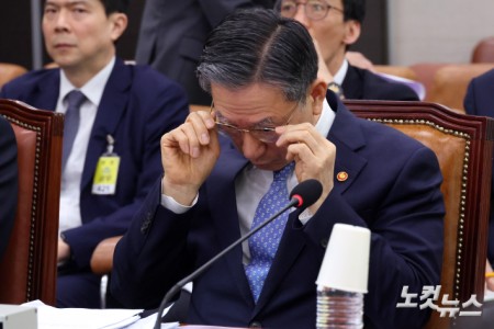 3일 서울 여의도 국회에서 열린 윤석열 정권 정치검찰 조작기소 의혹사건 진상규명 국정조사 특별위원회 전체회의에서 정성호 법무부 장관이 안경을 만지고 있다.