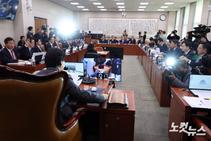 3일 서울 여의도 국회에서 열린 윤석열 정권 정치검찰 조작기소 의혹사건 진상규명 국정조사 특별위원회 전체회의에서 서영교 위원장이 의사봉을 두드리고 있다.