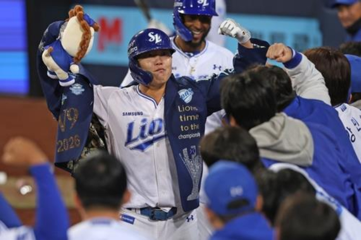 삼성 류지혁이 2일 두산과 홈 경기에서 8회말 쐐기 2점 홈런을 날린 뒤 세리머니를 하는 모습. 삼성 라이온즈 
