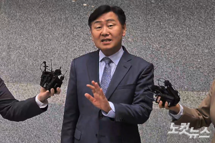 지난 1일 오전 전북도청, 김관영 전북도지사가 현금 살포 의혹을 묻는 취재진의 질문에 답하고 있다. 송승민 기자