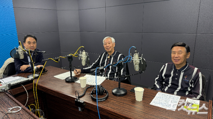 두란노아버지학교 강릉지부 유을규지부장(가운데), 이인기 형제(가장 오른쪽). 최진성 아나운서