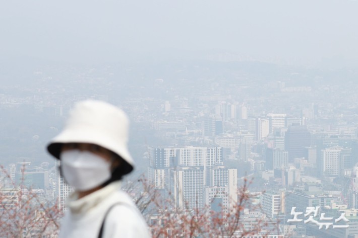 미세먼지와 초미세먼지 농도가 나쁨 수준을 보인 3일 서울 남산에서 바라본 도심이 뿌옇다.