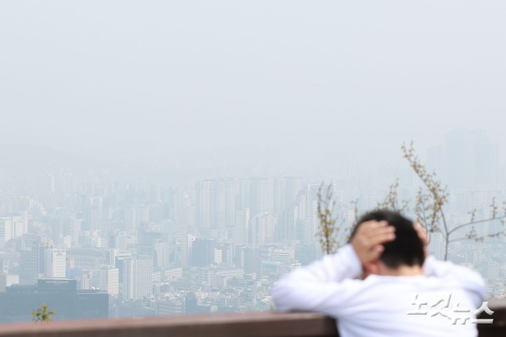 미세먼지와 초미세먼지 농도가 나쁨 수준을 보인 3일 서울 남산에서 바라본 도심이 뿌옇다.