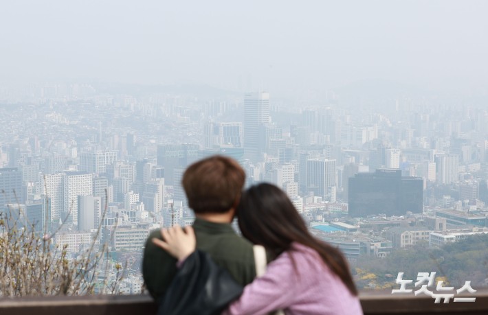 미세먼지와 초미세먼지 농도가 나쁨 수준을 보인 3일 서울 남산에서 바라본 도심이 뿌옇다.