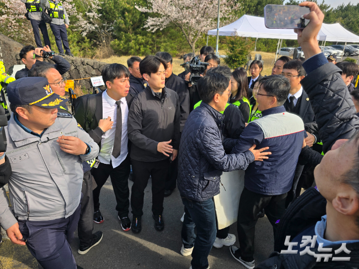 극우 유튜버와 시민사회단체 관계자가 대치하고 있다. 이창준 기자