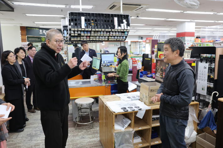 박형준 부산시장이 종량제봉투 판매점 관계자와 대화하고 있다. 부산시 제공