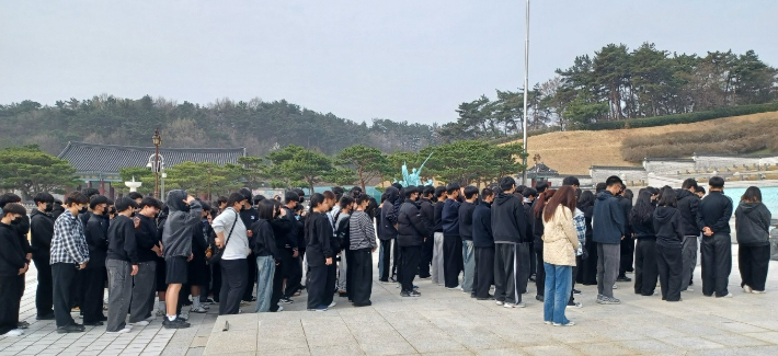 광주 광산중학교 2·3학년 학생 160여 명이 광주시교육청이 운영하는 '오월 버스'를 이용해 3일 국립5·18민주묘지를 참배하고 있다. 광주시교육청 제공  