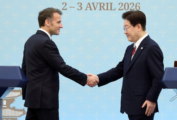 이재명 대통령과 에마뉘엘 마크롱 프랑스 대통령이 3일 청와대에서 공동언론발표 후 악수하고 있다. 연합뉴스