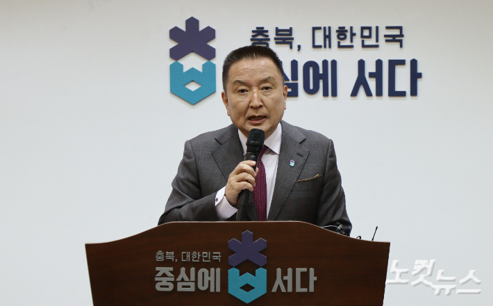 국민의힘 김영환 충북지사가 3일 도청 브리핑룸에서 기자회견을 열어 당내 컷오프 철회 결정에 대한 입장을 밝히고 있다. 임성민 기자