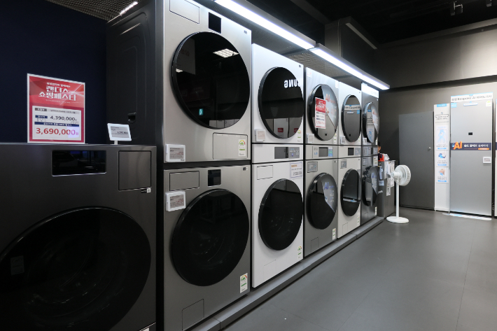 미국 도널드 트럼프 행정부가 철강·알루미늄·구리 함량이 높은 파생제품에 대해 제품 가격 기준 25%의 관세를 일률적으로 부과하겠다고 밝혔다. 이에 따라 세탁기와 냉장고 등 가전제품을 수출하는 한국 기업들이 영향을 받을 것으로 관측된다. 연합뉴스