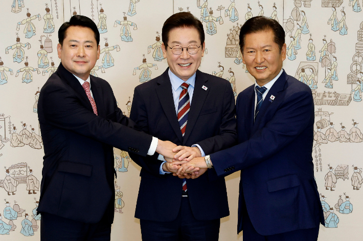 지난해 9월 8일 용산 대통령실에서 여야 지도부 오찬 회동에 참석한 이재명 대통령(가운데)과 (왼쪽부터)국민의힘 장동혁 대표, 더불어민주당 정청래 대표. 연합뉴스