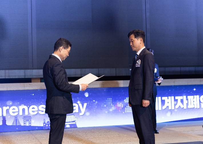 지난 2일 서울 중구에서 열린 '세계 자폐인의 날' 행사에서 KGC 한승규 미래전략본부장(오른쪽)이 KGC대표로 보건복지부장관 표창을 수상하고 있다. KGC 제공