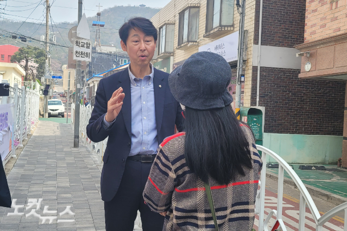 3일 이훈기 국회의원이 간석동 한 주민과 대화하고 있다. 박창주 기자