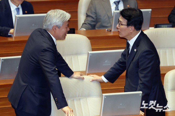 3일 서울 여의도 국회에서 열린 제434회국회(임시회) 제1차 본회의에서 김민석 국무총리와 서왕진 조국혁신당 원내대표가 대화를 하고 있다.