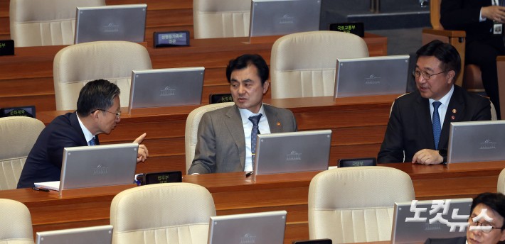 3일 서울 여의도 국회에서 열린 제434회국회(임시회) 제1차 본회의에서 (왼쪽부터)정성호 법무부 장관과 안규백 국방부 장관, 윤호중 행정안전부 장관이 대화를 하고 있다.