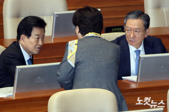 3일 서울 여의도 국회에서 열린 제434회국회(임시회) 제1차 본회의에서 정성호 법무부 장관과 정동영 통일부 장관, 서영교 법사위원장이 대화를 하고 있다.