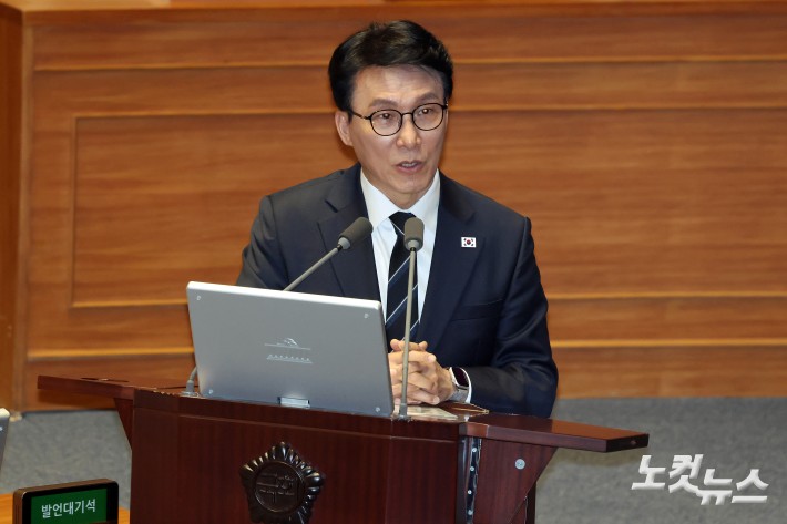 3일 서울 여의도 국회에서 열린 제434회국회(임시회) 제1차 본회의 정치·외교·통일·안보 분야 대정부질문에서 김민석 국무총리가 의원 질의에 답변을 하고 있다.