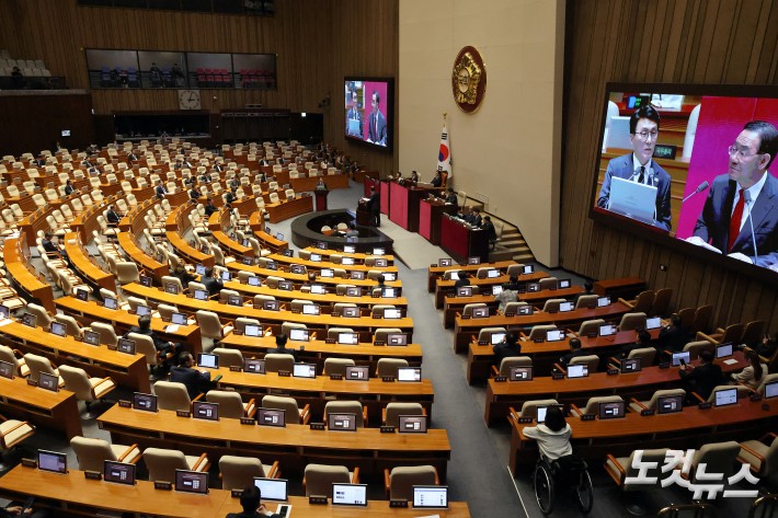 3일 서울 여의도 국회에서 열린 제434회국회(임시회) 제1차 본회의 정치·외교·통일·안보 분야 대정부질문에서 김민석 국무총리가 의원 질의에 답변을 하고 있다.