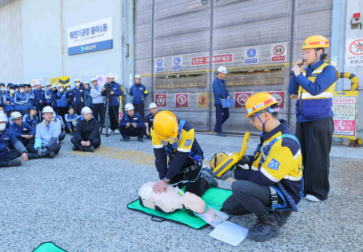 HD현대일렉트릭은 지난 4월 2일 울산 회전기공장에서 지역 중소기업·협력사 임직원 300여 명이 참석한 가운데 '안전보건 상생협력 비상대응훈련'을 했다. HD현대중공업 제공 