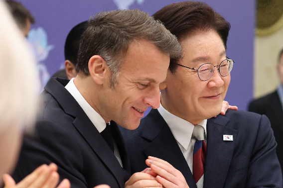 이재명 대통령과 에마뉘엘 마크롱 프랑스 대통령이 3일 청와대에서 열린 국빈 방한 환영 오찬에서 건배 후 손을 맞잡으며 포옹하고 있다. 연합뉴스