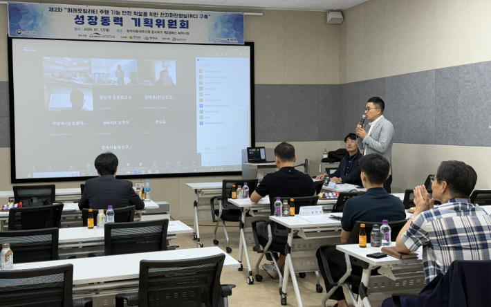 전라남도가 최근 2026년 전남도 성장동력기획위원회를 열고 AI·반도체 등 미래 첨단전략산업 발굴 시동을 걸었다. 전라남도 제공