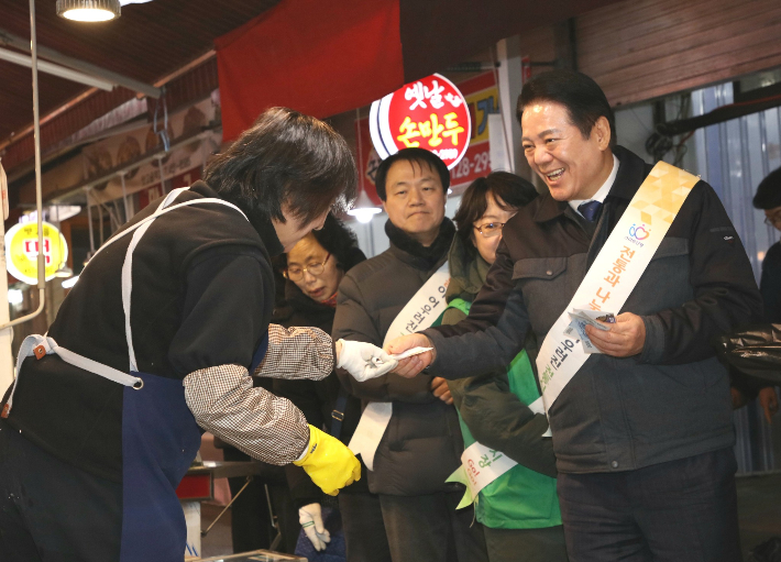 최대호 안양시장이 전통시장을 방문한 모습. 페이스북 캡처
