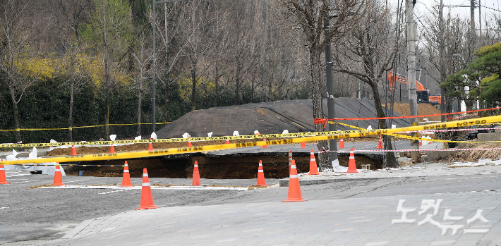 서울 시내 씽크홀 현장. 박종민 기자