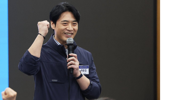 지난달 30일 경기도 수원시 경기도의회에서 열린 더불어민주당 경기도당 제3차 상무위원회에서 제9회 전국동시지방선거 민주당 한준호 경기지사 경선 후보가 인사말을 하고 있다. 연합뉴스