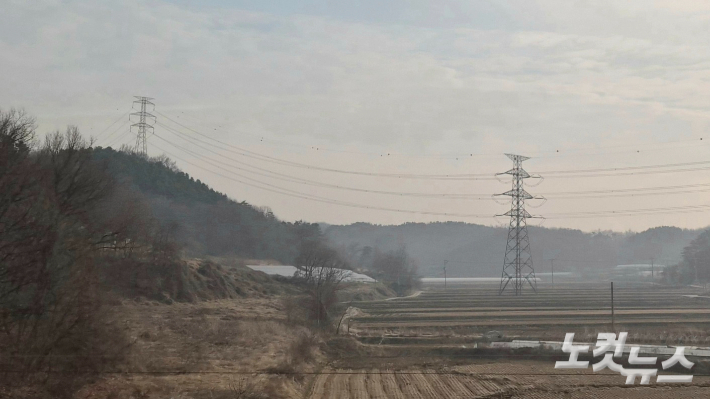 충남을 지나는 송전탑과 송전선로. 김정남 기자